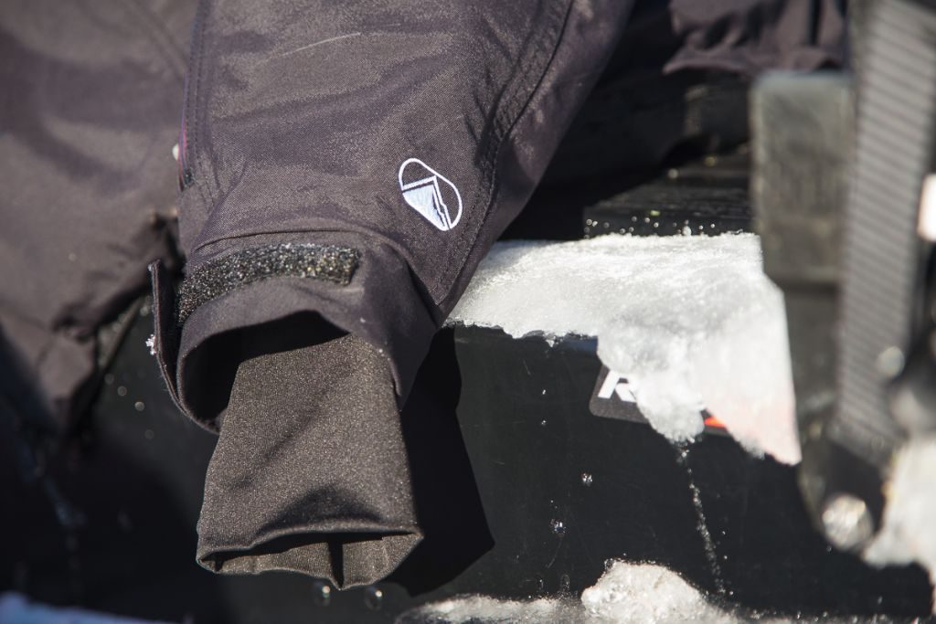 Comfy lycra inner cuffs prevent the jacket sleeve from being pushed up by snow. 