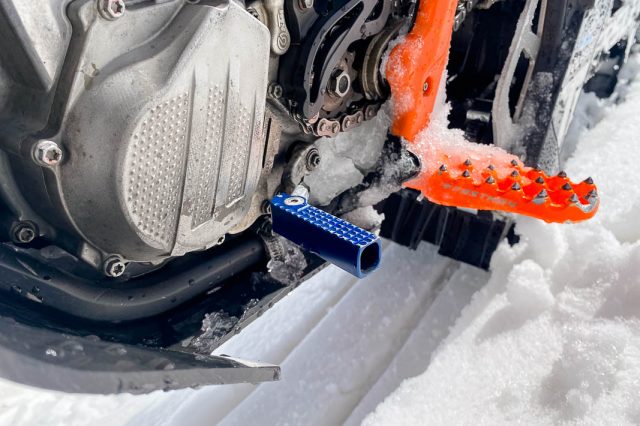 An extended shifter tip allows the rider to more easily find the shifter while wearing bulky insulated boots.